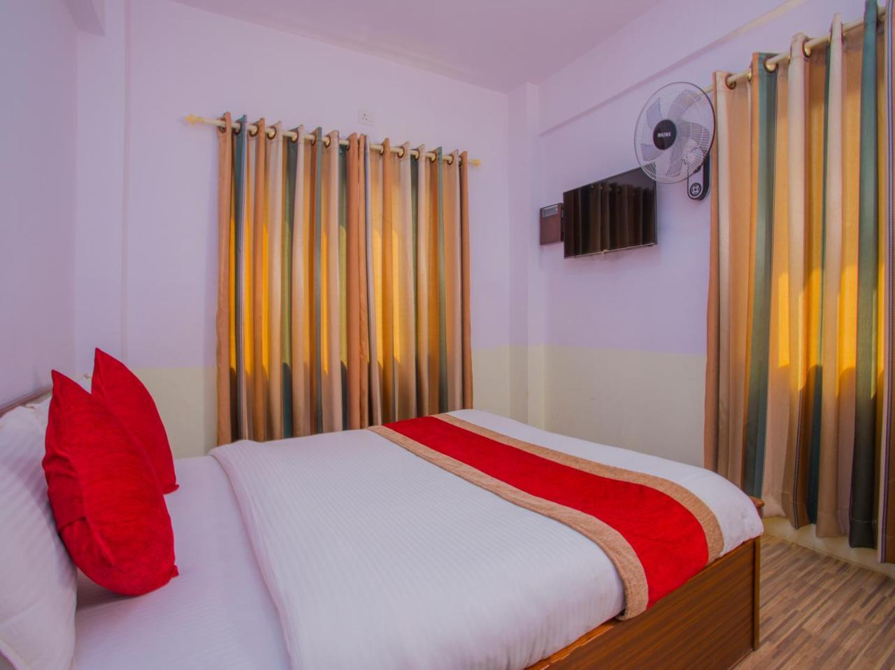 Oyo 255 White Zambala Hotel 카트만두 외부 사진