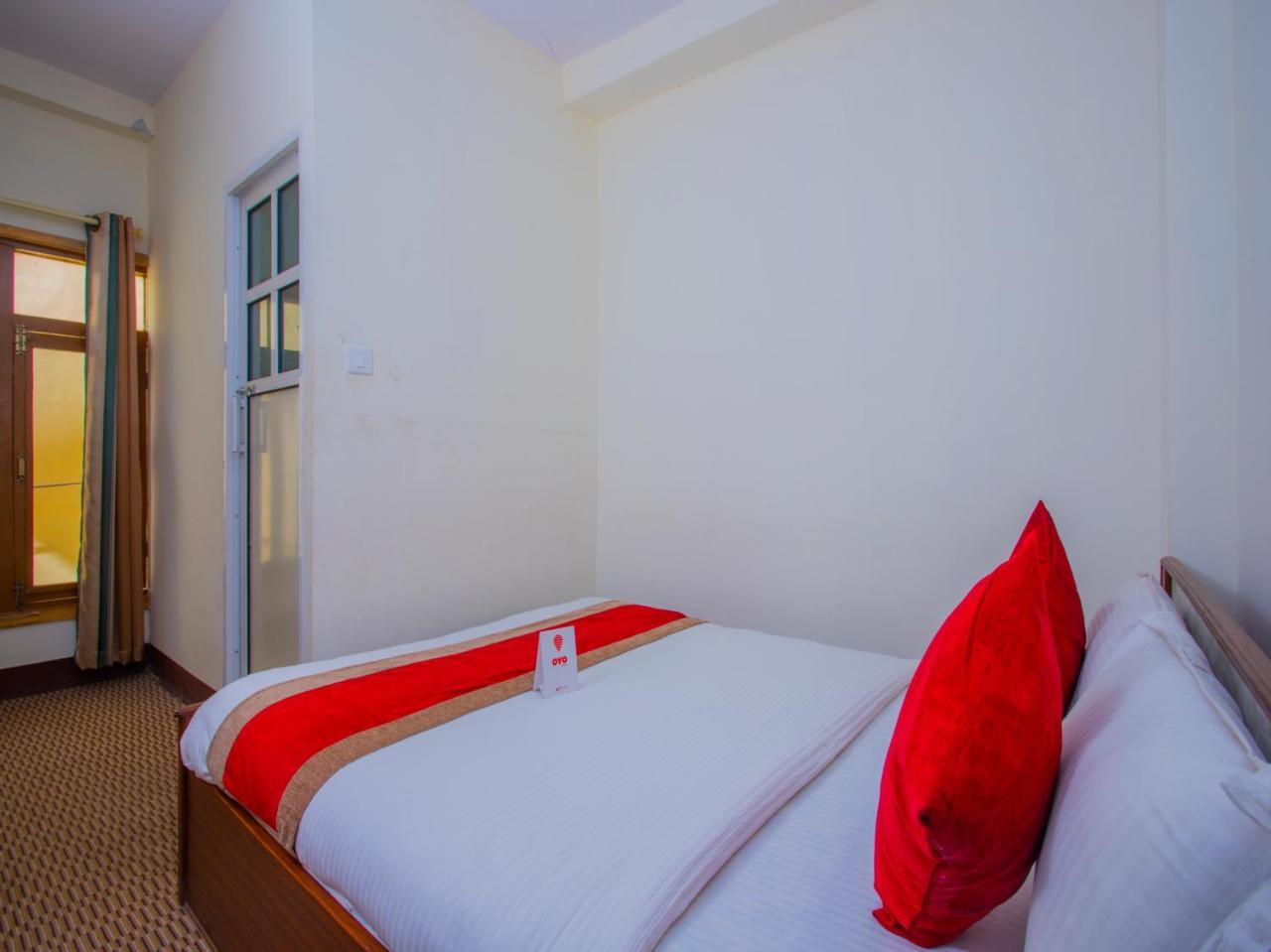 Oyo 255 White Zambala Hotel 카트만두 외부 사진