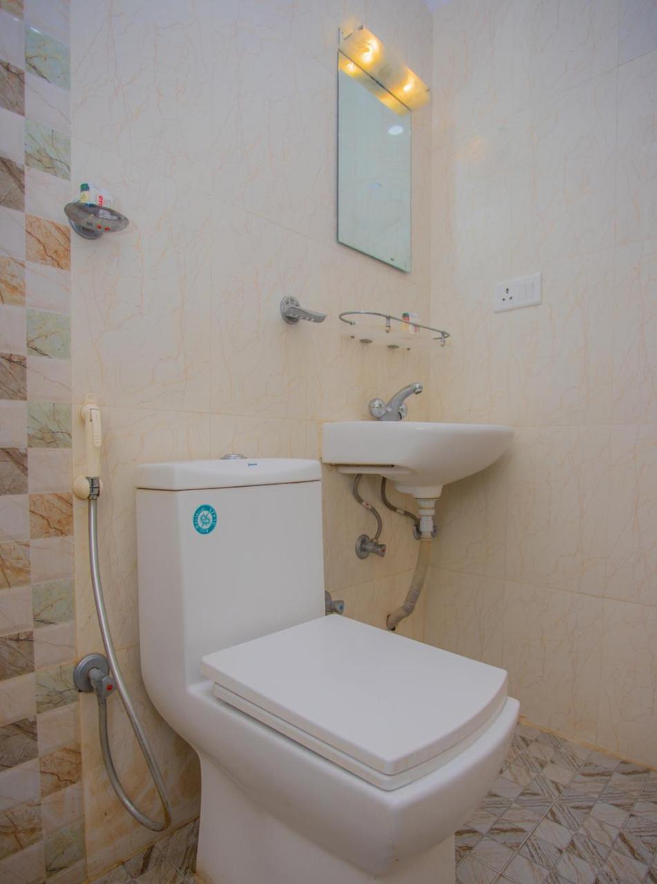 Oyo 255 White Zambala Hotel 카트만두 외부 사진